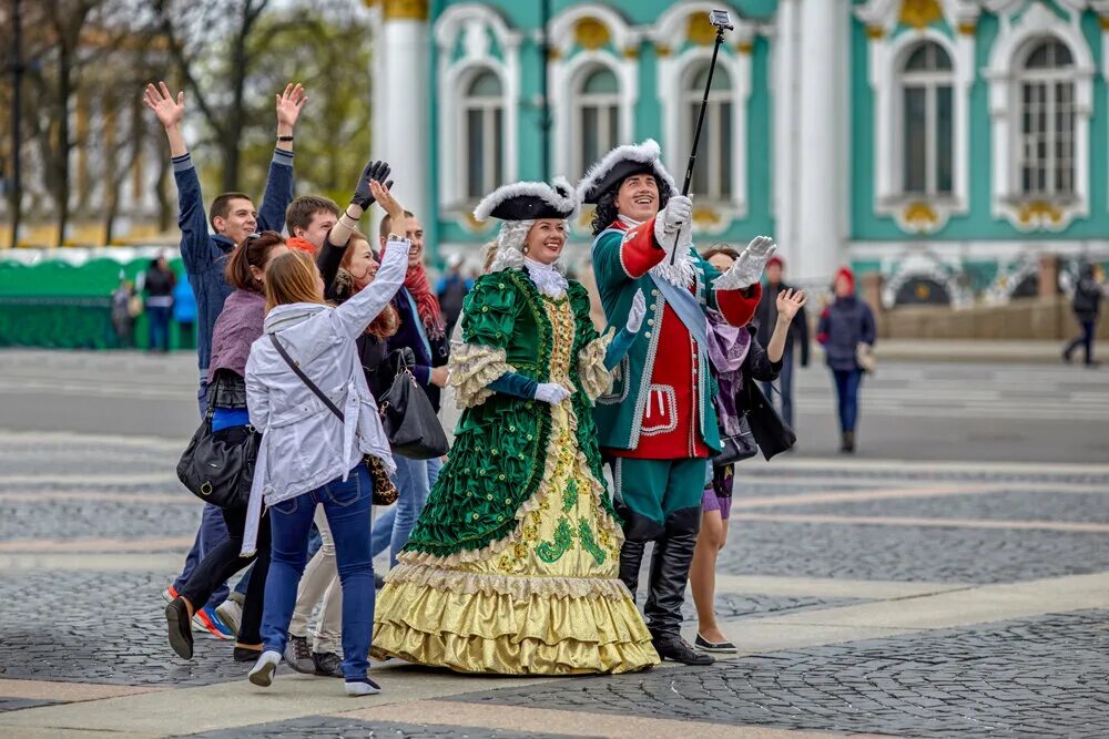 1 июня спб. Фотография Петра первого на Дворцовой Питер.