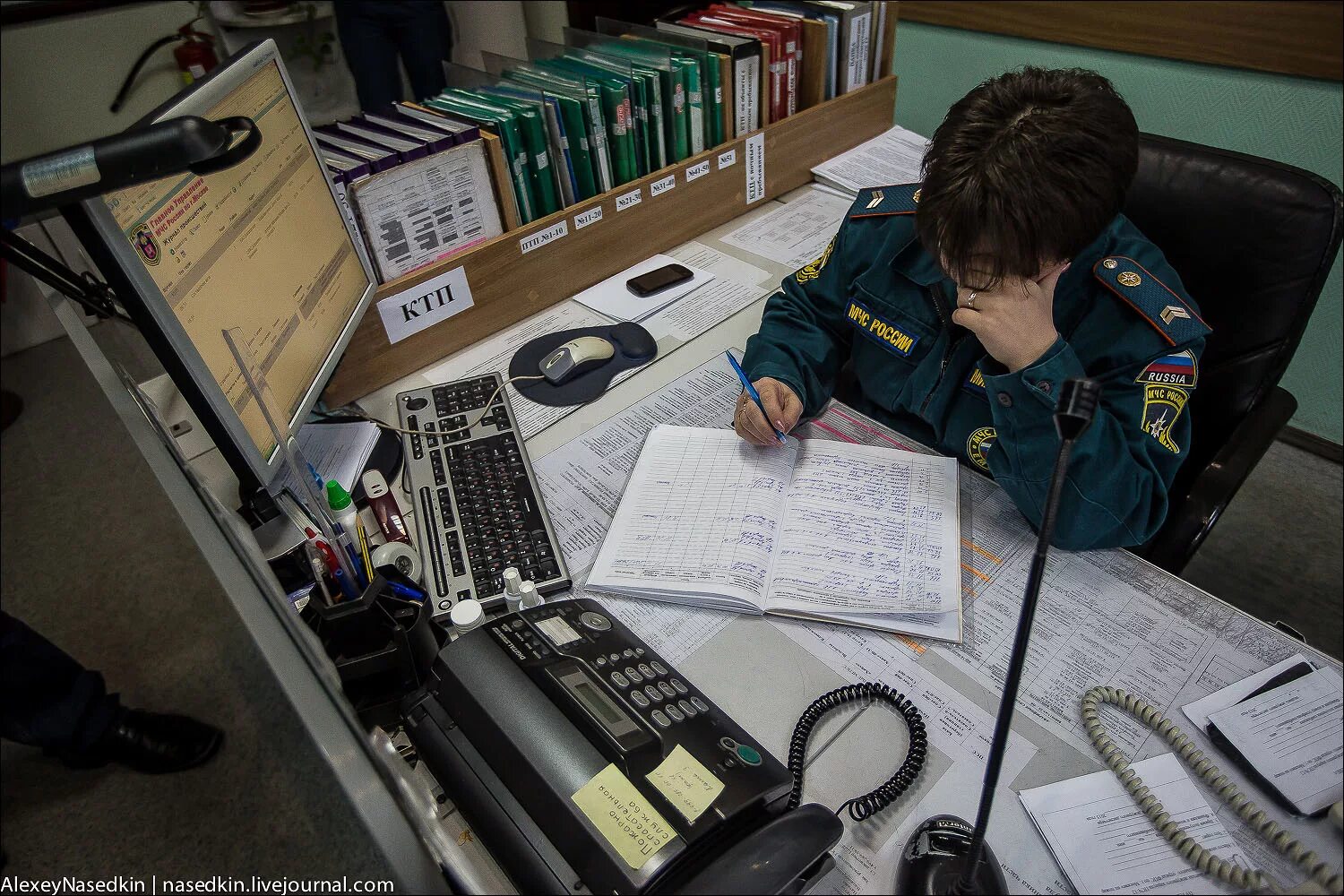 Дежурный по зданию. Диспетчерский пульт в пожарной части. Диспетчер пожарной части. Диспетчер МЧС. Пункт связи пожарной части.