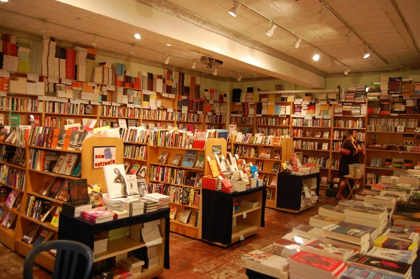 16 libraries. Best bookstore. Albertine bookstore - NYC. Book Store element. Registers in a bookstore.