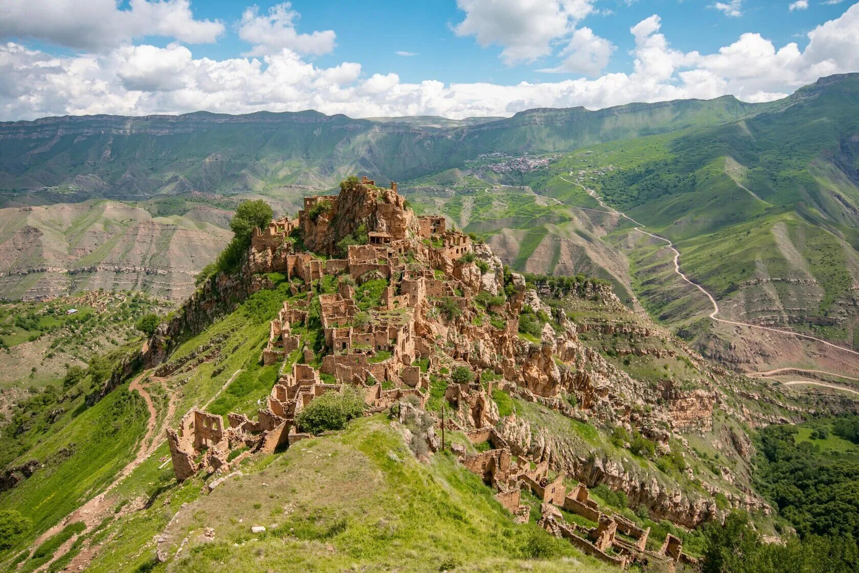 Сесть в дагестане. Село призрак в дагестане гамсутль. гамсутль аул призрак. дагестан заброшенный аул гамсутль. заброшенное село в дагестане гамсутль.