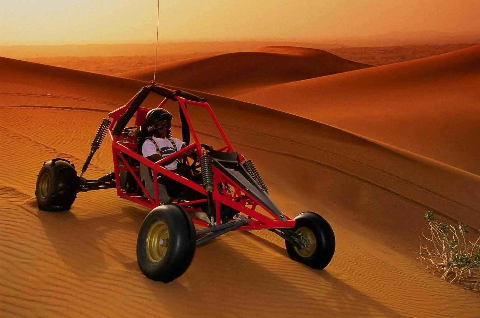 Пустыня ездить. Багги Dune. Машина Dune Buggy. Багги сафари Дубай. Сафари Абу Даби багги.