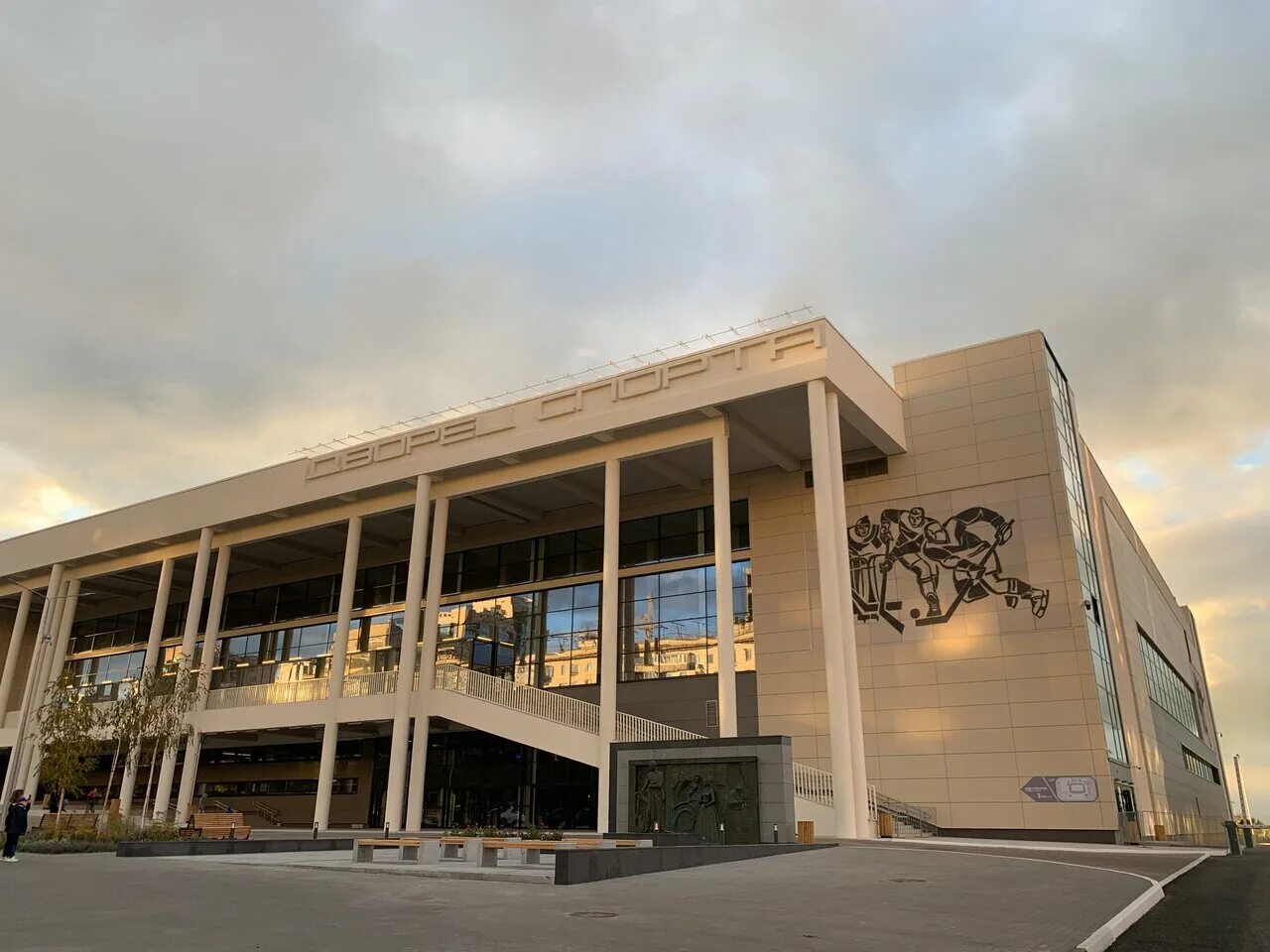 дворец спорта им высоцкого в самаре. дворец спорта в самаре на молодогвардейской. дворец имени высоцкого. памятник высоцкому самара дворец. дворец спорта самара молодогвардейская.