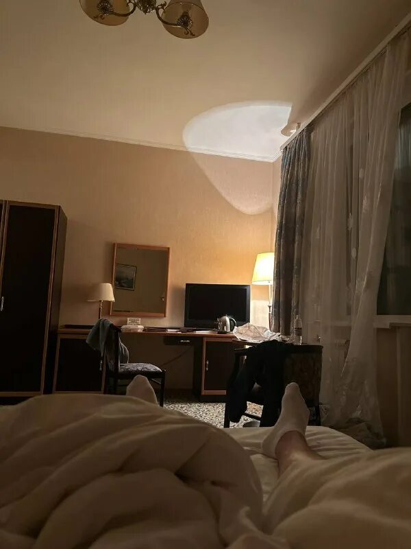 Комната с кроватью и диваном. Сон 2 квартиры. Интерьер 2х комнатной квартиры. Интерьер однокомнатной квартиры. Современный интерьер двухкомнатной квартиры.