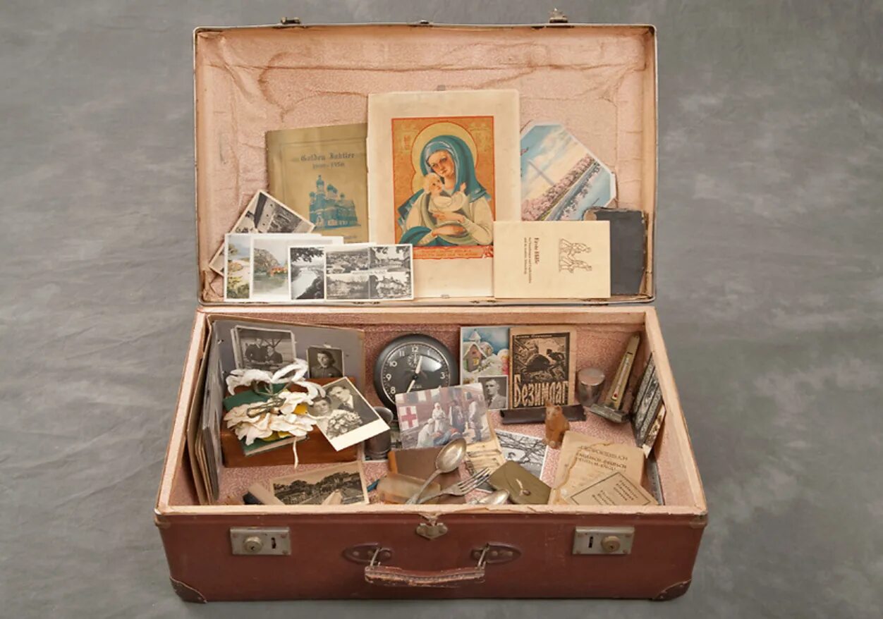 Предметы истории семьи. Старый чемодан. Старинный чемоданчик. Сундучок с вещами. Открытый чемодан с вещами старый.
