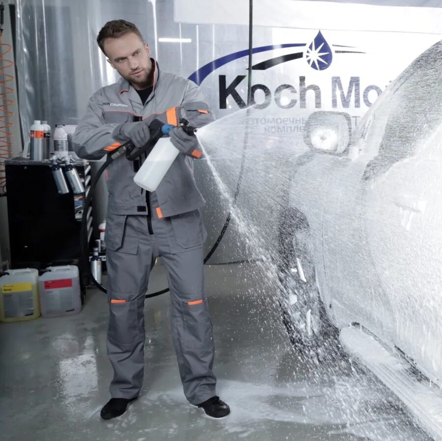 Мойщик купить. Одежда Koch Chemie. Koch Chemie мойка. Костюм детейлера Кох. Костюм автомойщика Кох.