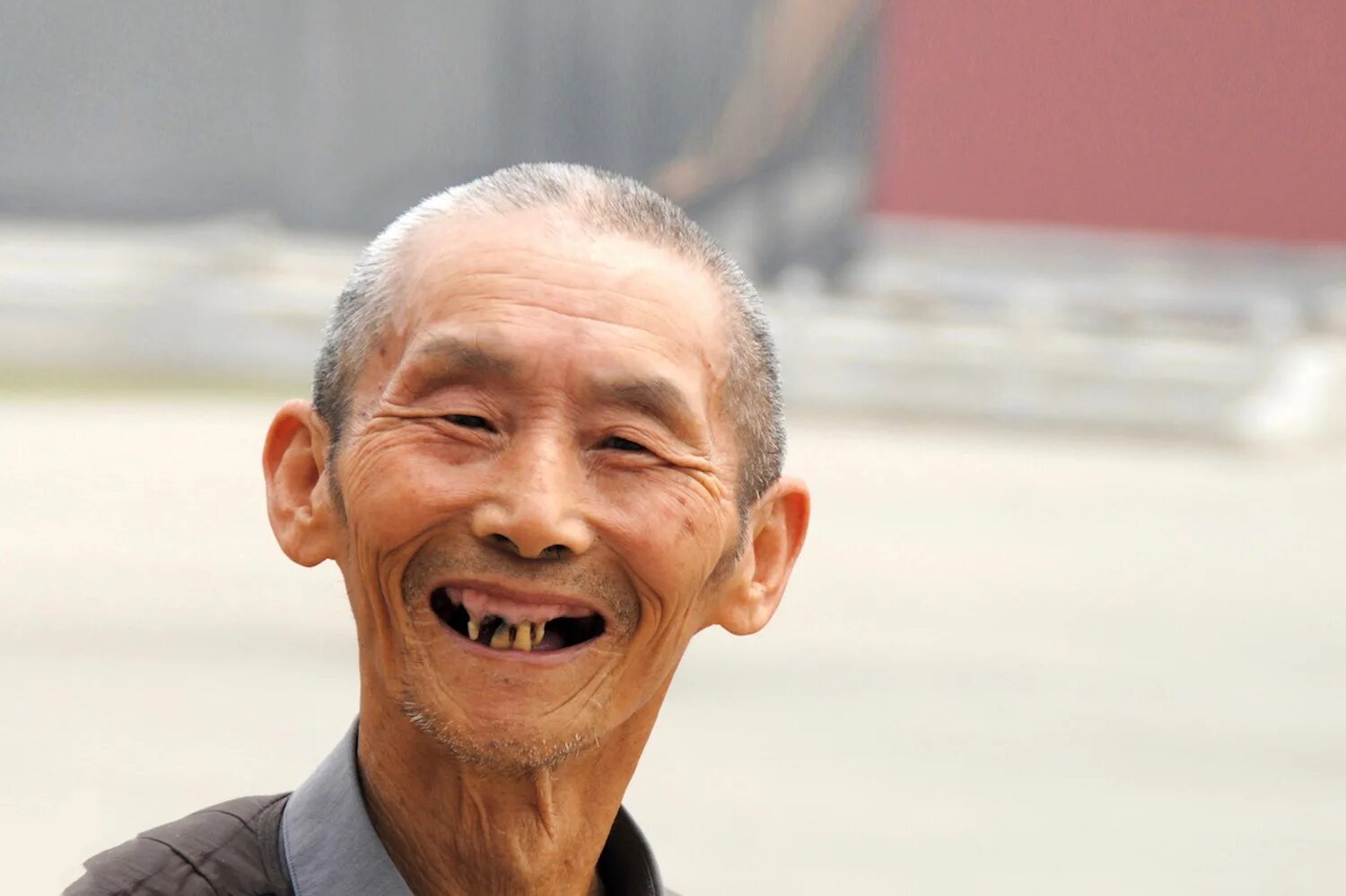 Китаец улыбается. Японец улыбается. Кит улыбается.