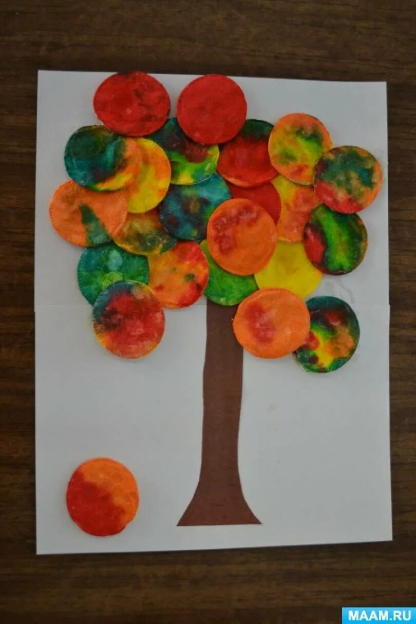 Дерево из ватных дисков. Аппликация деревья зимой. Аппликация из ватных дисков зима. Поделки из ватных дисков дерево. Деревья из ватной диски.