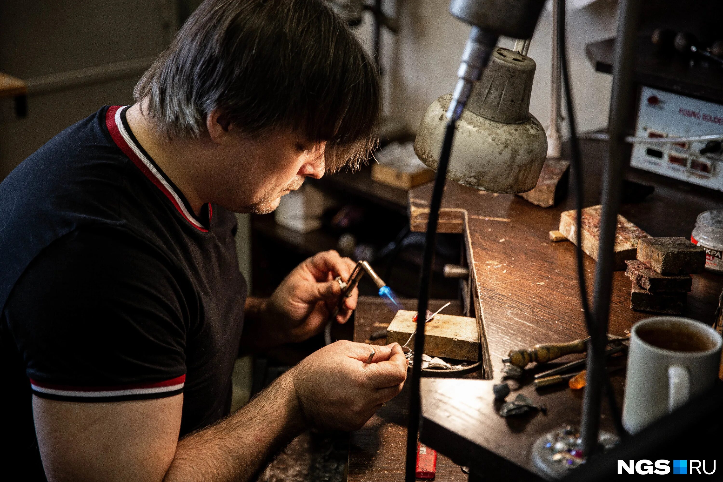 Мастерская ювелира. Ювелирная профессия. Ювелир профессия. Сергей кучис ювелир. Ювелир для детей.