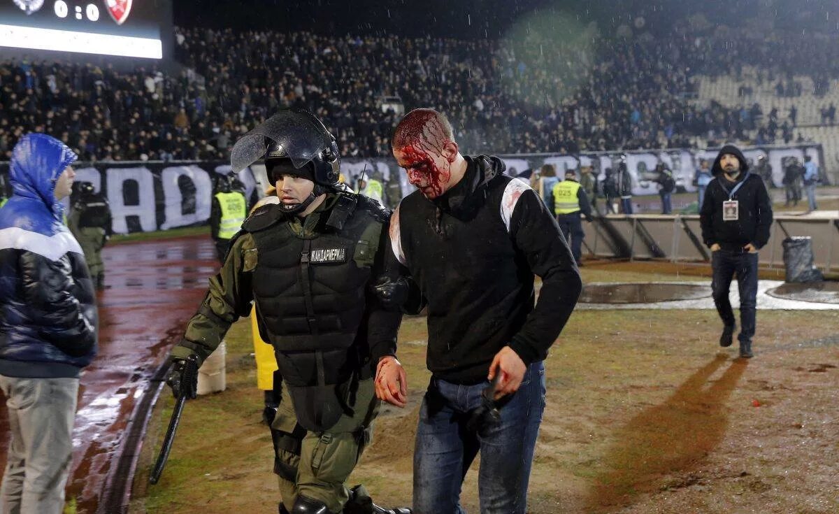 Околофутбола 2013 спартак. Футбольные хулиганы ультрас. Околофутбола фанаты хулиганы. Хулиганы на улице. Хулиганы драка.