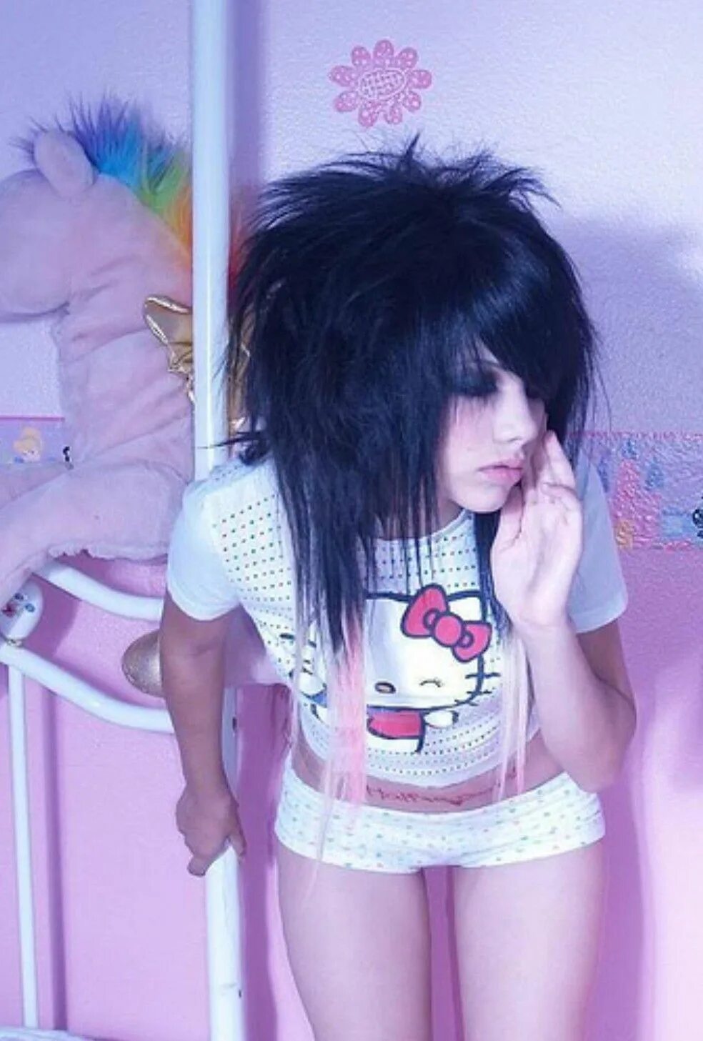 Горячие эмо девочки. Алексис фембой. Юные эмо с маленькой грудью. Юные эмо. Эмочка эмили.