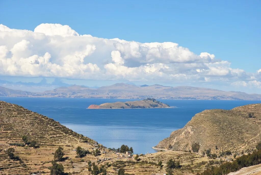 Озеро титикака в южной америке. Боливия озеро Титикака. Южная Америка озеро Титикака. Остров солнца Титикака. Озеро Титикака остров солнца.