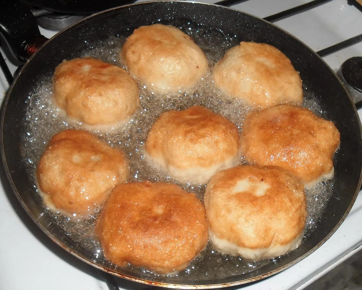 Жареное мясо с тестом на сковороде. Беляши с мясом на сковороде. Беляши жареные на сковороде. Беляш с мясом жареный. Домашние беляши с мясом на сковороде.