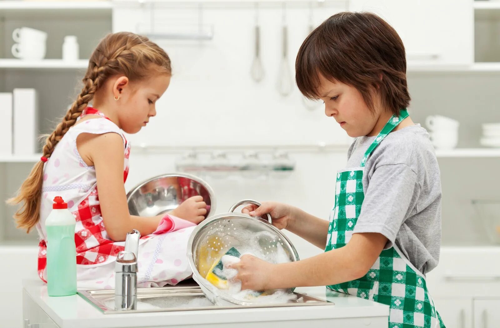 The children have washed. Помогать маме по дому. Дети помогают родителям. Мытье посуды для детей. Ребенок моет посуду.