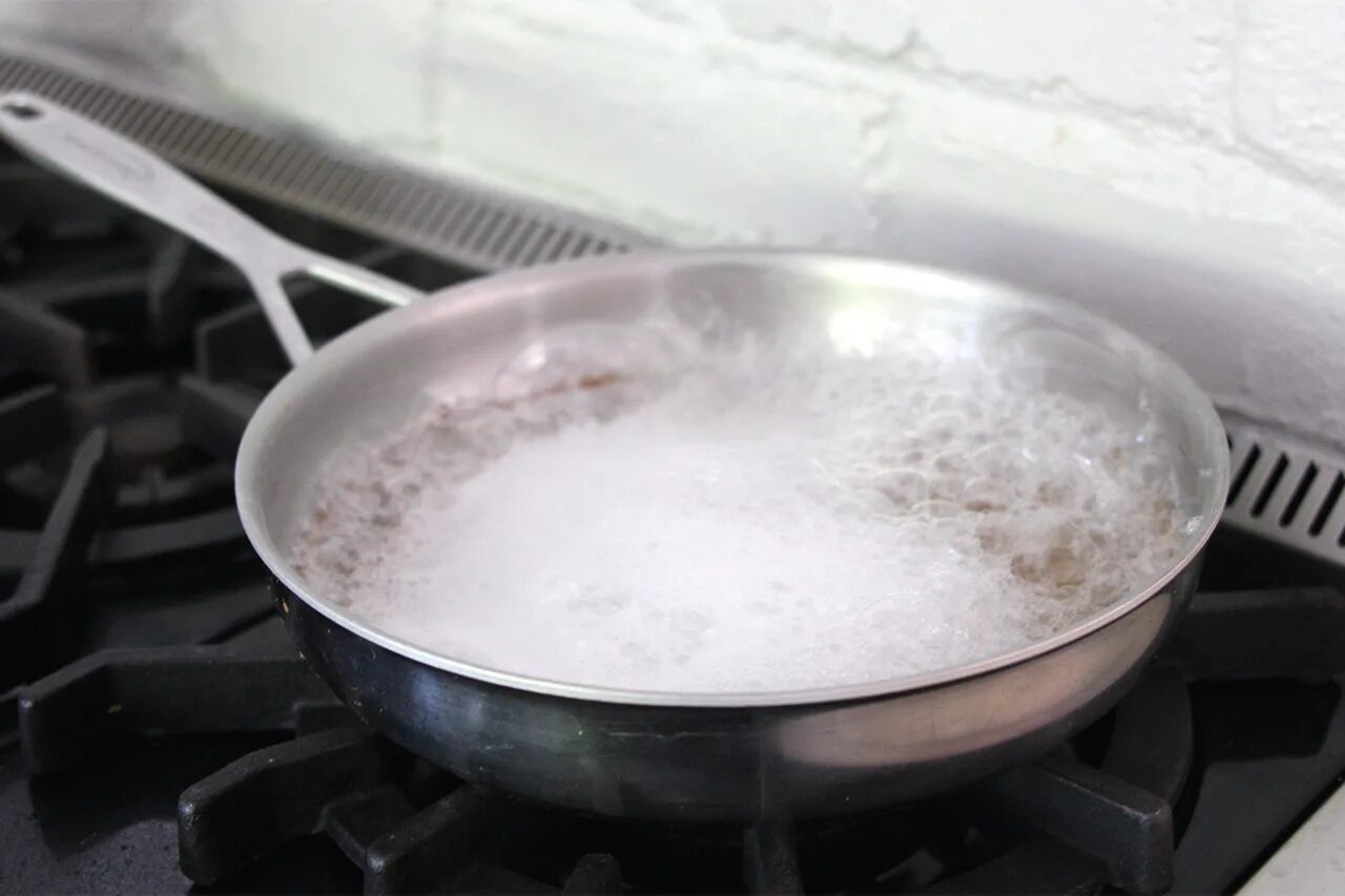 Как очистить алюминиевую сковороду. Алюминиевые сковородки чистка. Отмыть алюминиевую сковороду. Сковорода с пригорелыми кусками. Сковорода на плите.