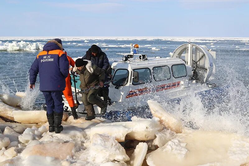 Спасатель под льдом. Спасатель под льдом. Мчс спасение рыбака со льдины. Спасатель под льдом. Мчс россии провалился под лед.