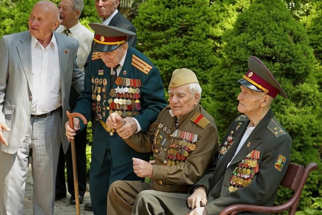 С днем победы. Ветераны вереи. Московская обл. Ветеран с наградами. Парк ветеранов.