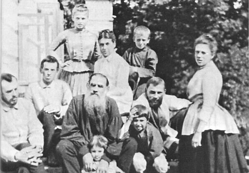 Толстой был ребенком в семье. Семья Толстого Льва Николаевича. Лев Николаевич толстой семья и дети. Лев Николаевич толстой и его семья. Лев Николаевич толстой 13 детей.