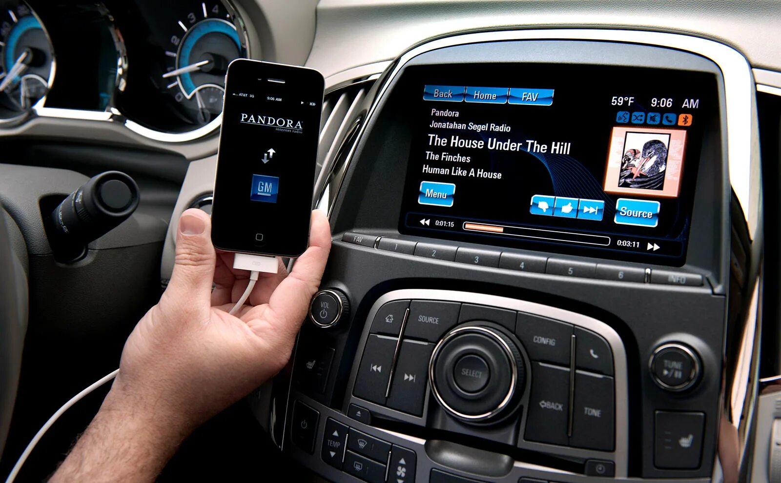 Салон автомобиля с автомагнитолой. Как настроить радио в автомобиле. Магнитола в машину с экраном. Подключить телефон к магнитоле через bluetooth. Радиоприёмник для автомобиля.