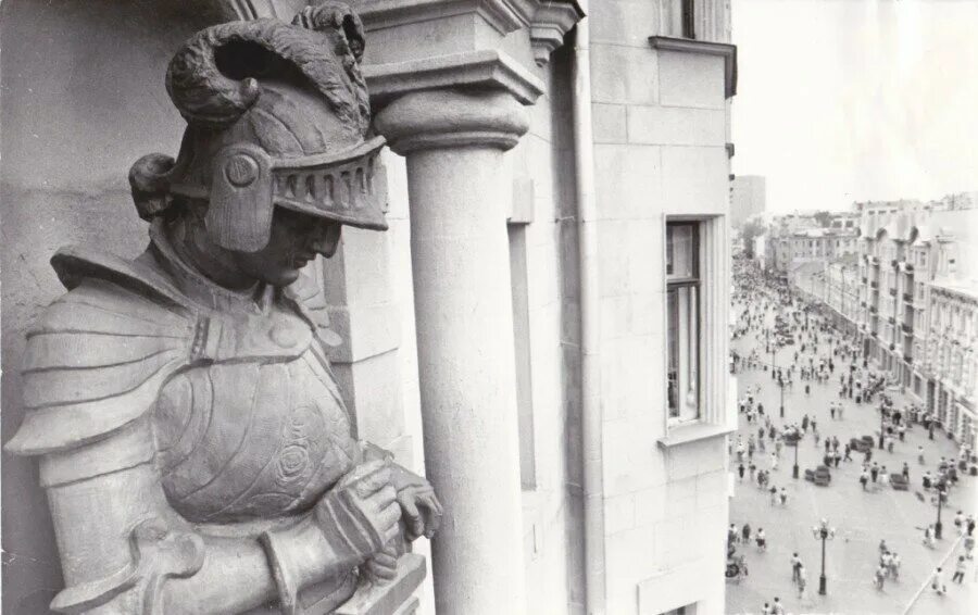 Центральный дом актера им. Рыцарь на доме актеров на арбате. Дом с рыцарями арбат 35. Доходный дом филатовой на арбате. Дом с рыцарями на арбате.