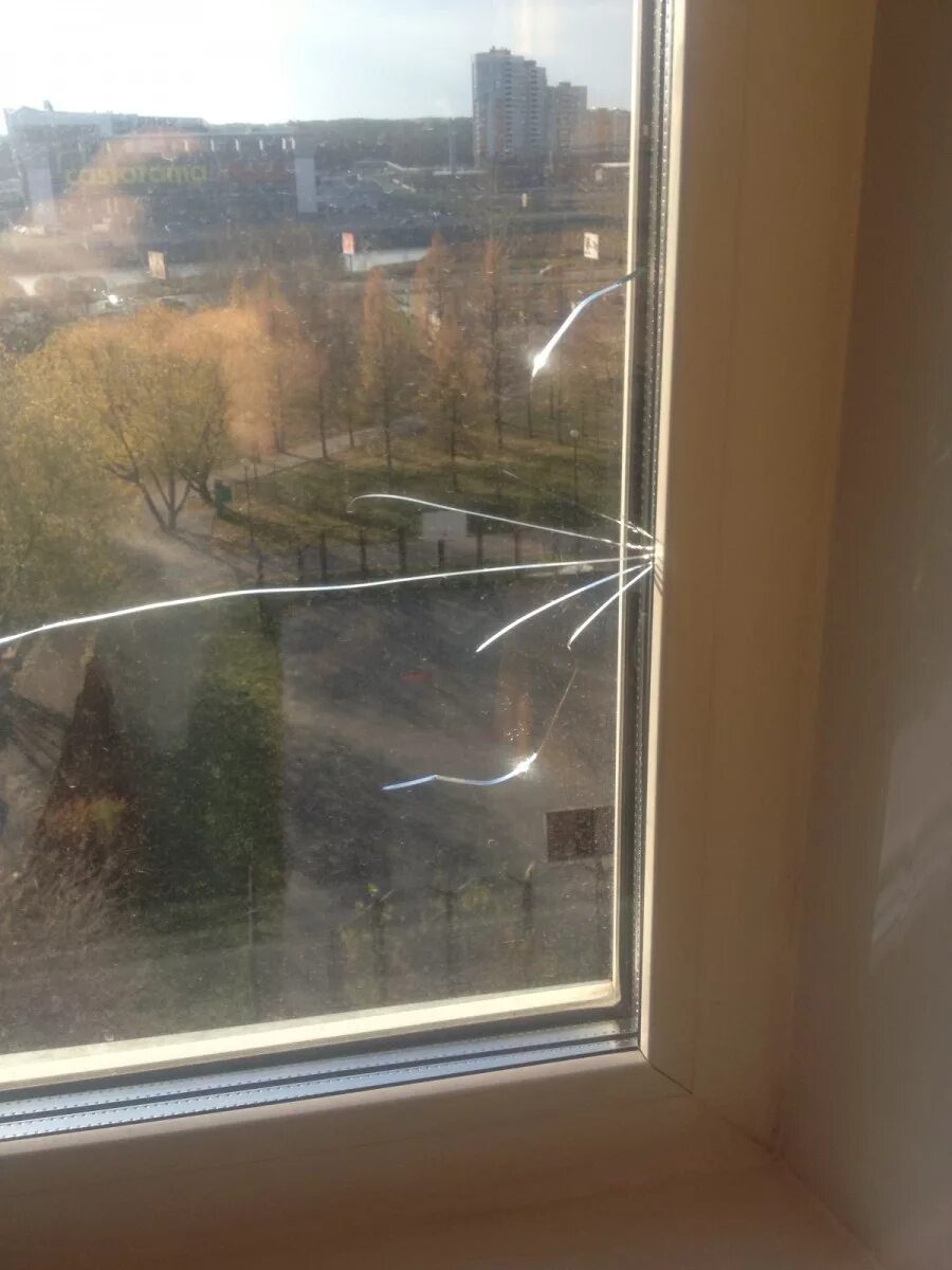 треснутое пластиковое окно. трещина на окне стеклопакета. разбитый стеклопакет. разбитые пластиковые окна. треснул стеклопакет.