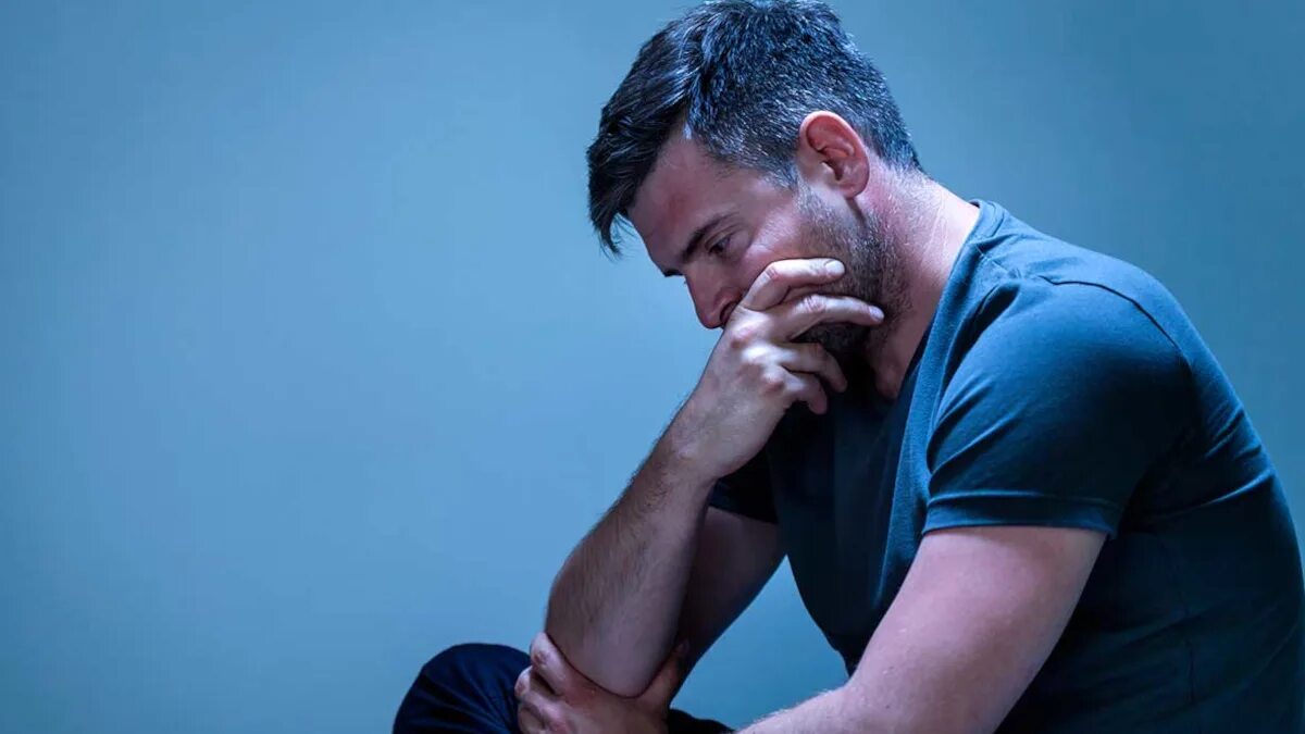 Заплачу парню. Обиженный мужчина. Мужик плачет. Расстроенный мужчина. Заплачу парню.