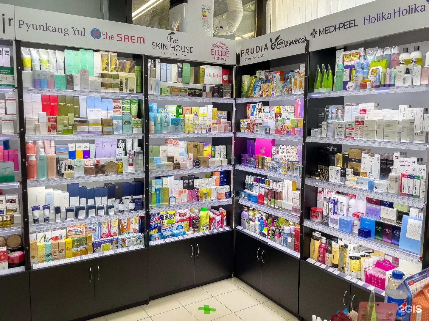 Косметика москва ул. Галерея косметики москва. Органик шоп духи и парфюм. Косметика живые фото. Косметика proff.