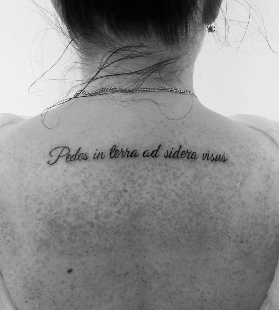 Сожаление на латыни. Я рядом тату на латыни. Жизнь прекрасна на латыни. Жить без сожалений на латыни. Жить без сожалений тату.