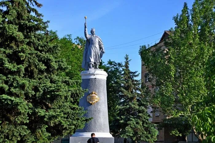 Хмельницкий мелитополь. Памятник Богдану Хмельницкому Мелитополь. Памятник Ленину в Мелитополе.