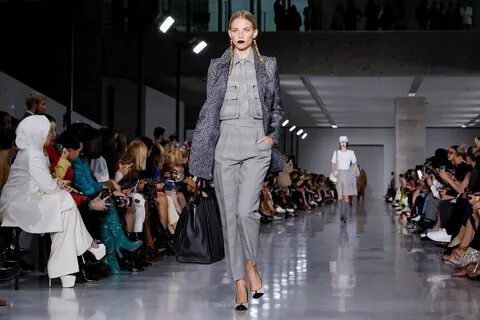 Показ max mara