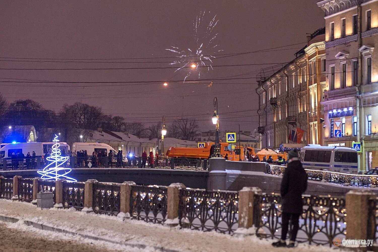 Новый год в центре питера. Центр питера в новый год. новый год в центре петербурга. фонтанка новый год. новый год спб фонтанка.