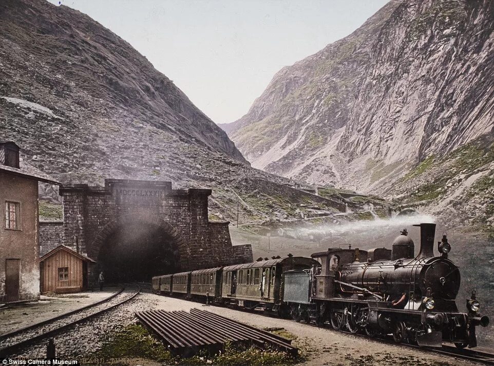 Сто лет тому назад дата выхода. Поезда 20 века. Поезд 19 века. Паровоз выезжает из тоннеля. Железная дорога в прошлом.