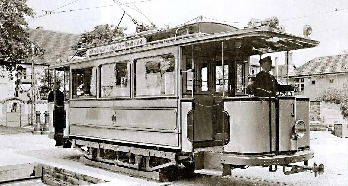 Трамвай первые 25. Трамвай Сименса 1881. Трамвай Сименс 1879. Вернер фон Сименс трамвай. Первый трамвай в мире в Германии 1881 года.
