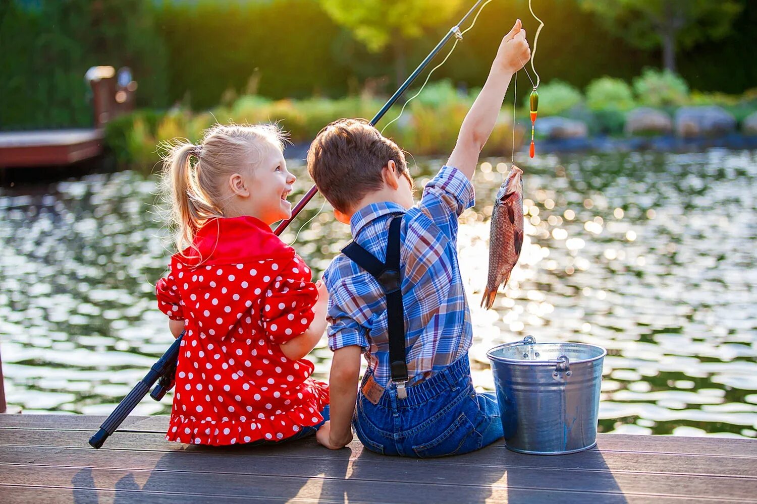 Дети ловят рыбу. Рыба для детей. Ловить рыбу. Удочка для детей.