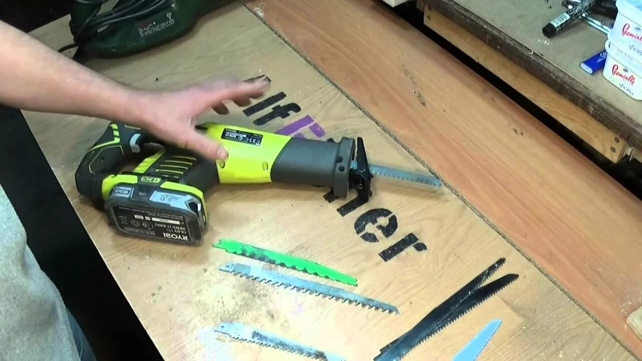 Ryobi rrs1801m. Аккумуляторная сабельная пила Ryobi. Ryobi rrs1801m запчасти. Робби болгарка аккумуляторная сабельная пила шуруповерт. Сабельная пила на шуруповерт