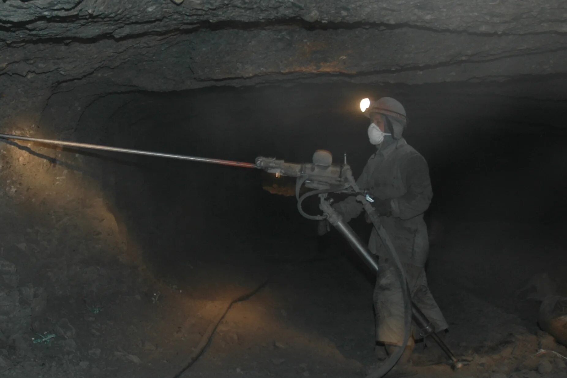 Шахтер в забое. Шахты «шахтёрская глубокая». Шахтер профессия. Шахтер в шахте. Шахта есаульская 2005.