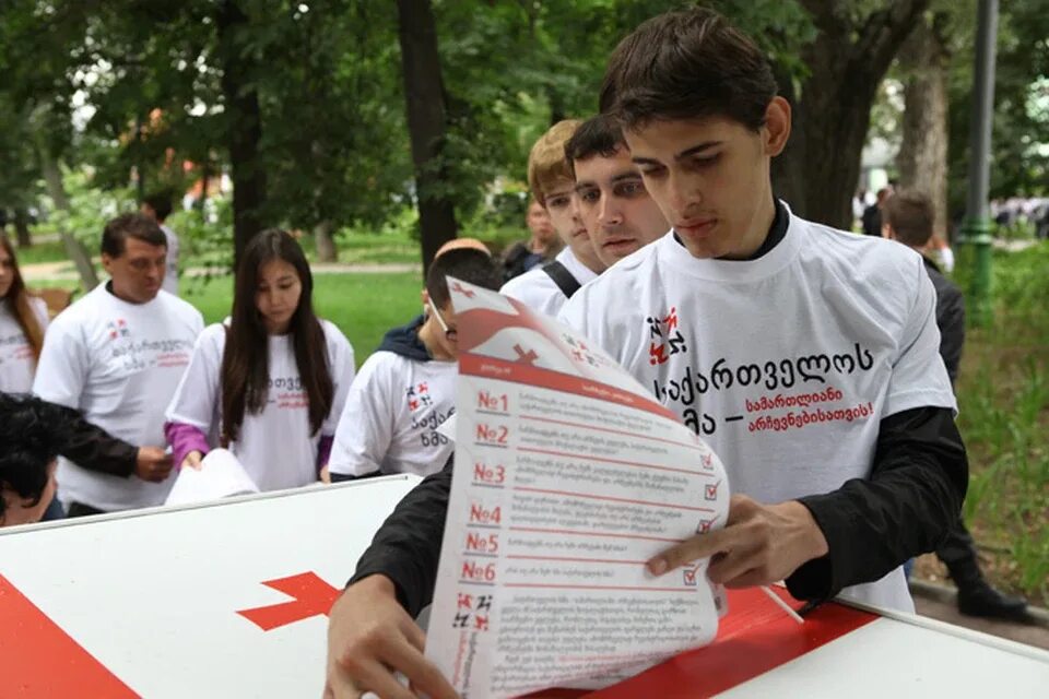 Участие граждан. Участие граждан в политической жизни фото. Участие молодежи в политической жизни. Политическое участие иллюстрации.