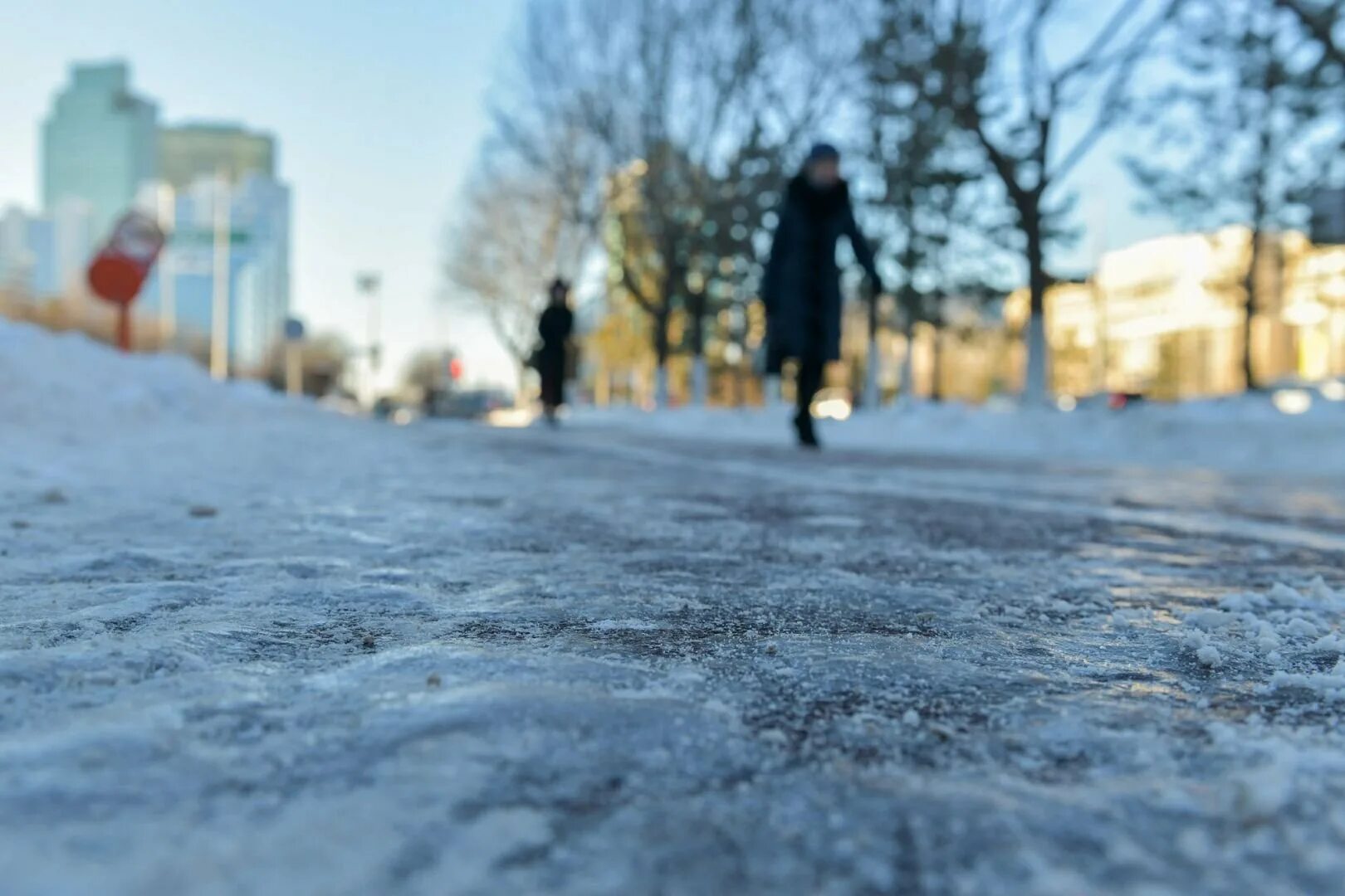 Снег весной на дороге. Гололед. Гололед в городе. Логоkflf. Зима гололед.