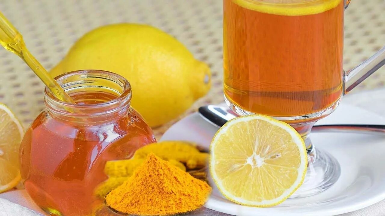Напиток для похудения лимон мед. Напиток с куркумой. Куркума с медом. Чай с куркумой и медом. Чай с имбирем куркумой и лимоном.