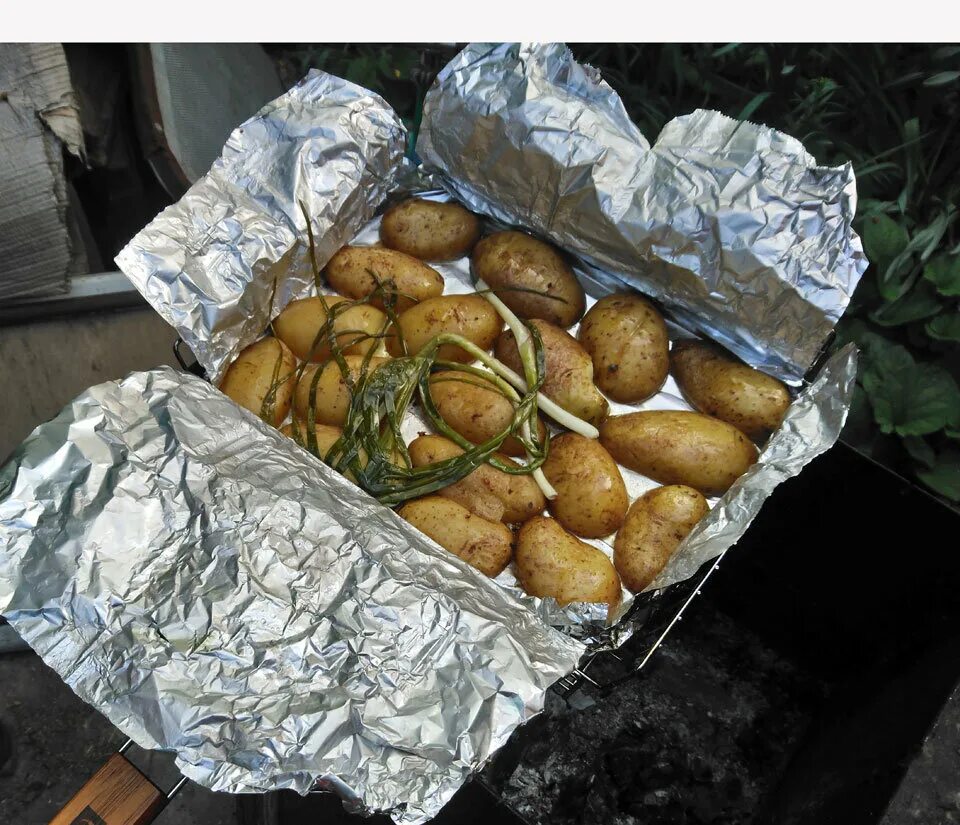 Картошка с беконом в фольге на углях. Картошка на мангале на решетке в фольге. Картошка с салом в фольге в духовке. Картошка в угле без фольги. Запеченная картошка в углях в фольге.