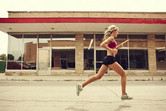 Девушки в спортивной форме веселятся