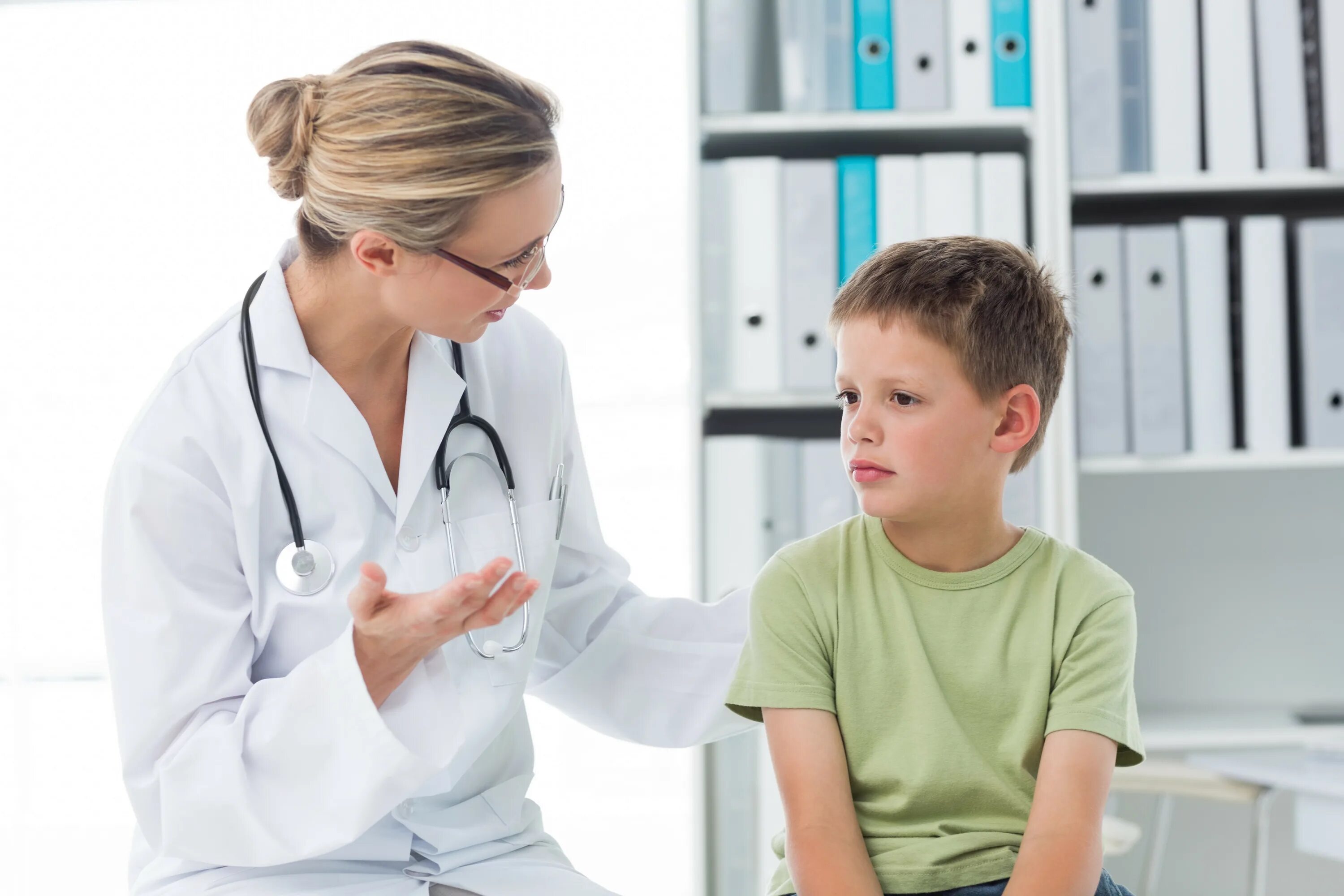 Детский аллергоцентр. Врач осматривает ребенка. Ребенок на приеме у врача. Врач и ребенок. Доктор для детей.