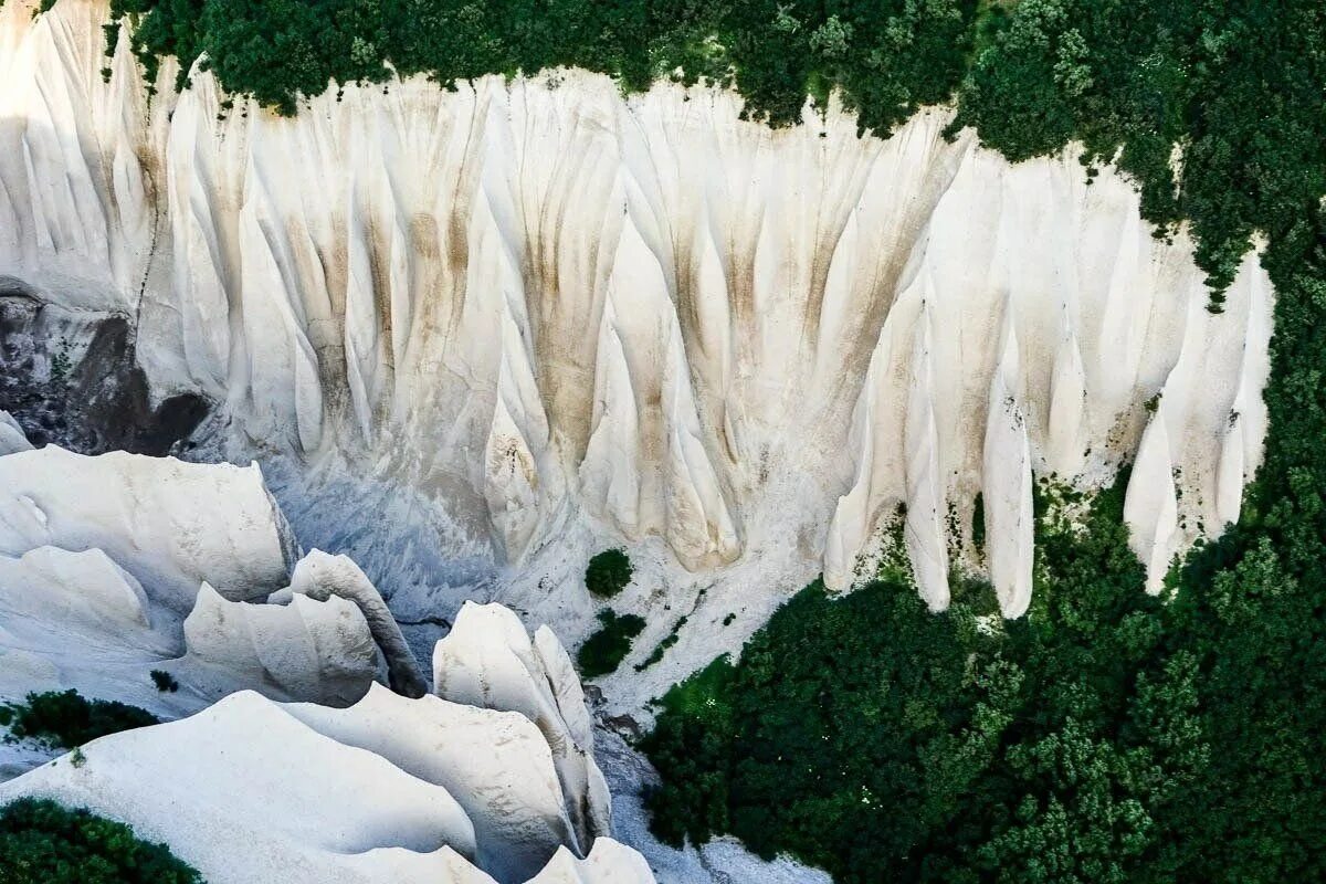 Уникально расположенная. Кутхины баты Камчатка. Пемзовые скалы Кутхины баты. Кутхины баты — памятник природы. Памятники природы Кутхины баты Камчатка.