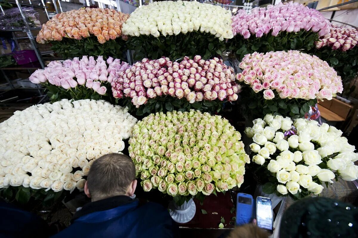 Рижский рынок цены на цветы 2024. Цветы на рынке. Розы Рижский рынок. Рижский рынок цветы. Композиции цветов на Рижском рынке.