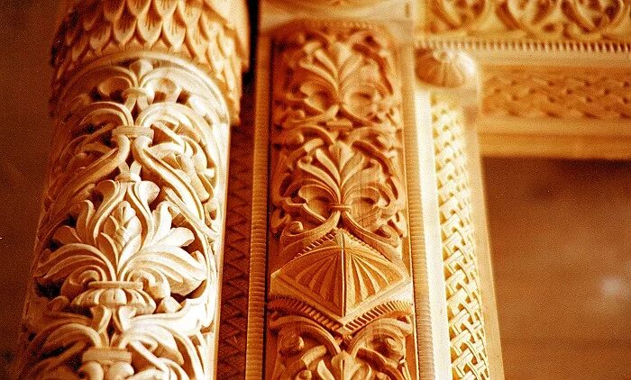 резьба колонны. колонны с резьбой. византийский темплон иконостас. колонна деревянная опорная резная. резьба колонны.