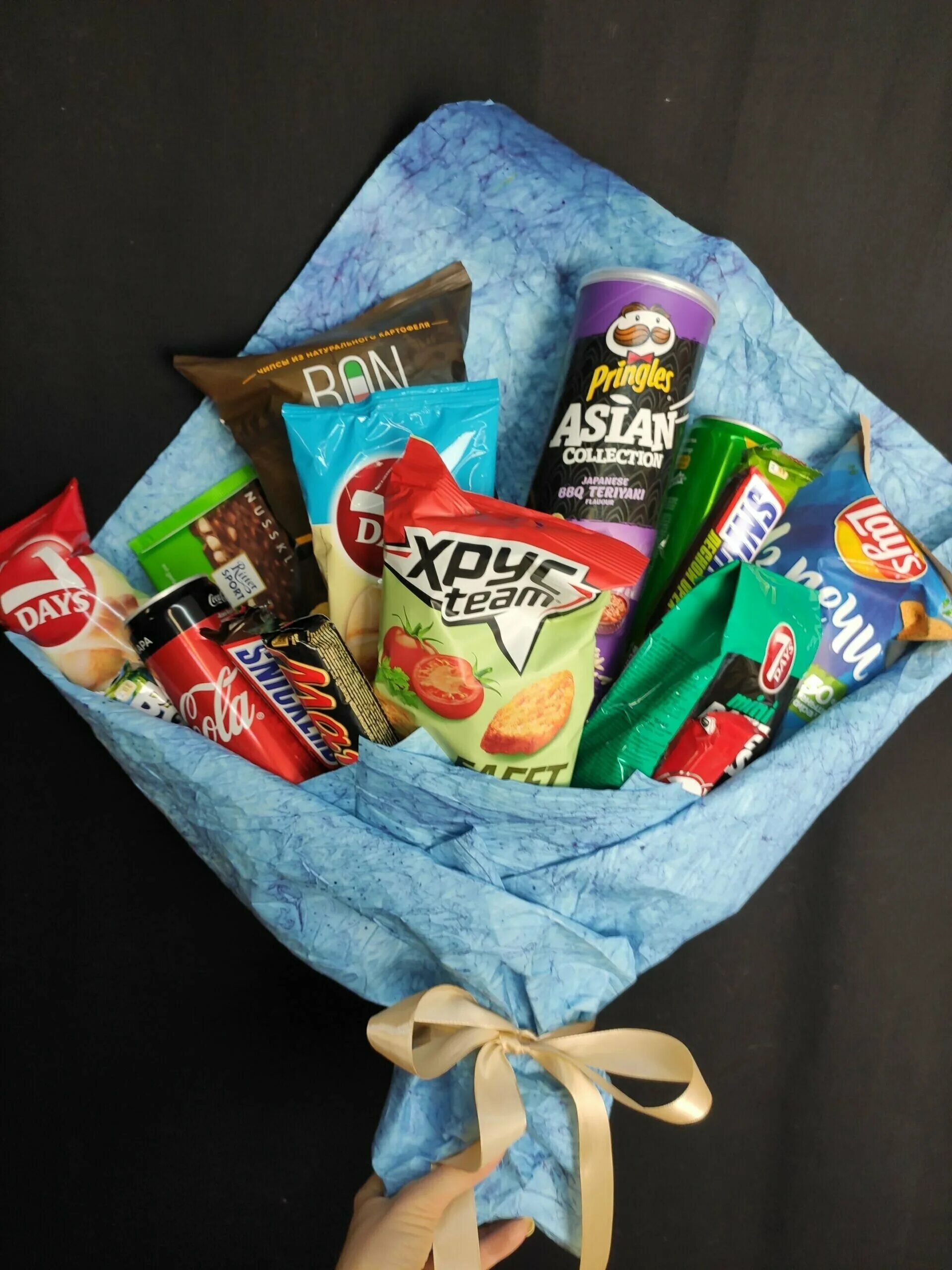 чипсы на 23 февраля. букет для мужчины. коробки с чипсами. мужской пивной букет. букет для мужчины с чипсами.