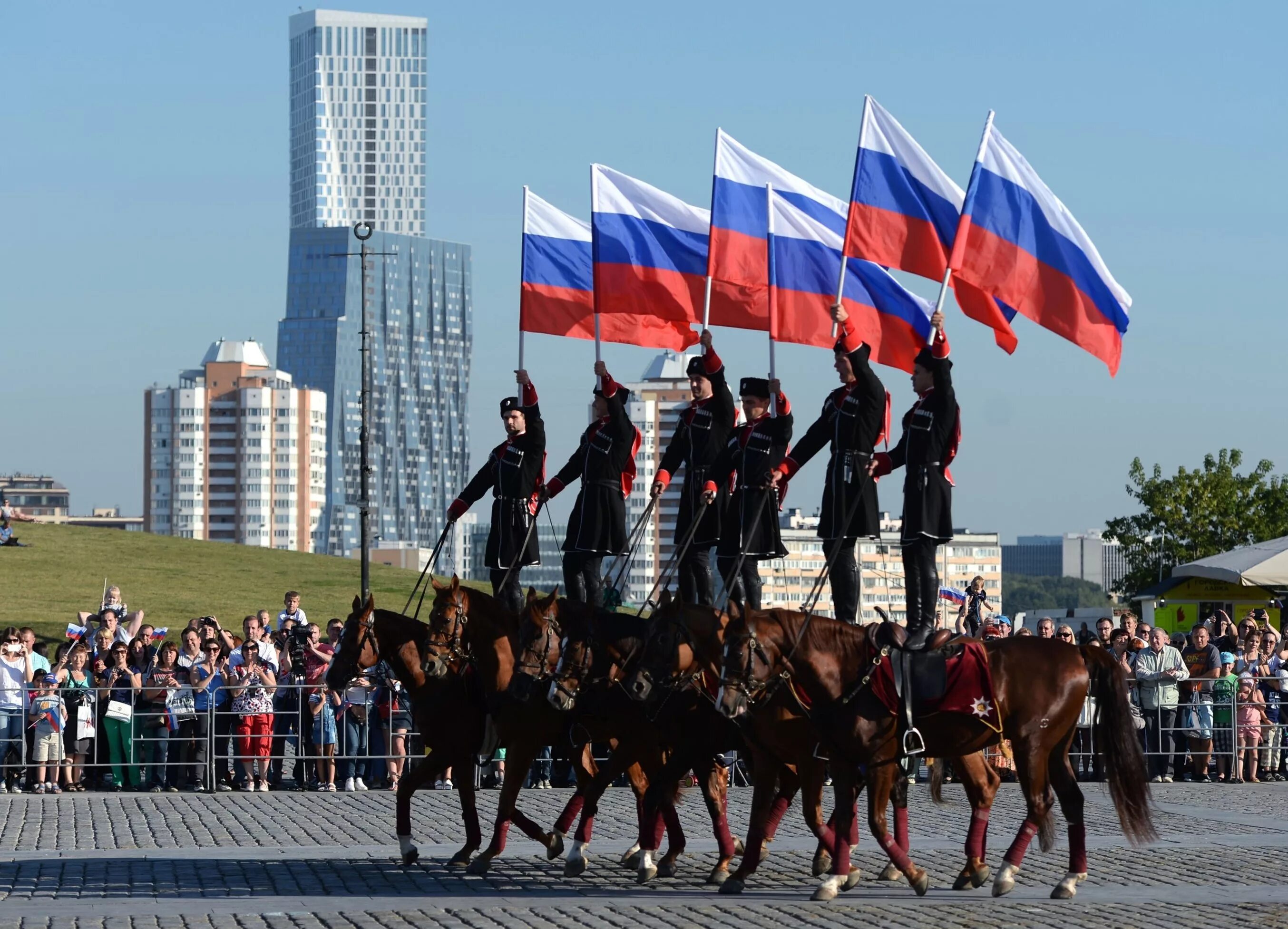 В каких странах отмечали день россии. День флага России. Праздник день флага России. День России празднование. Флаги на праздник.