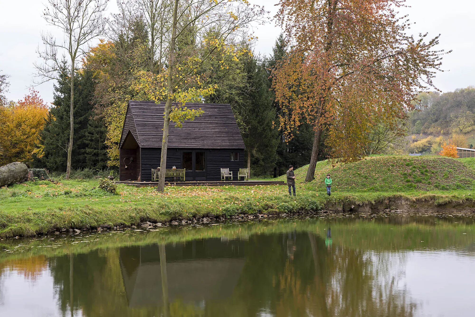 Дом у реки (River Cottage). Кэбин у реки. Домик в деревне у озера в лесу.