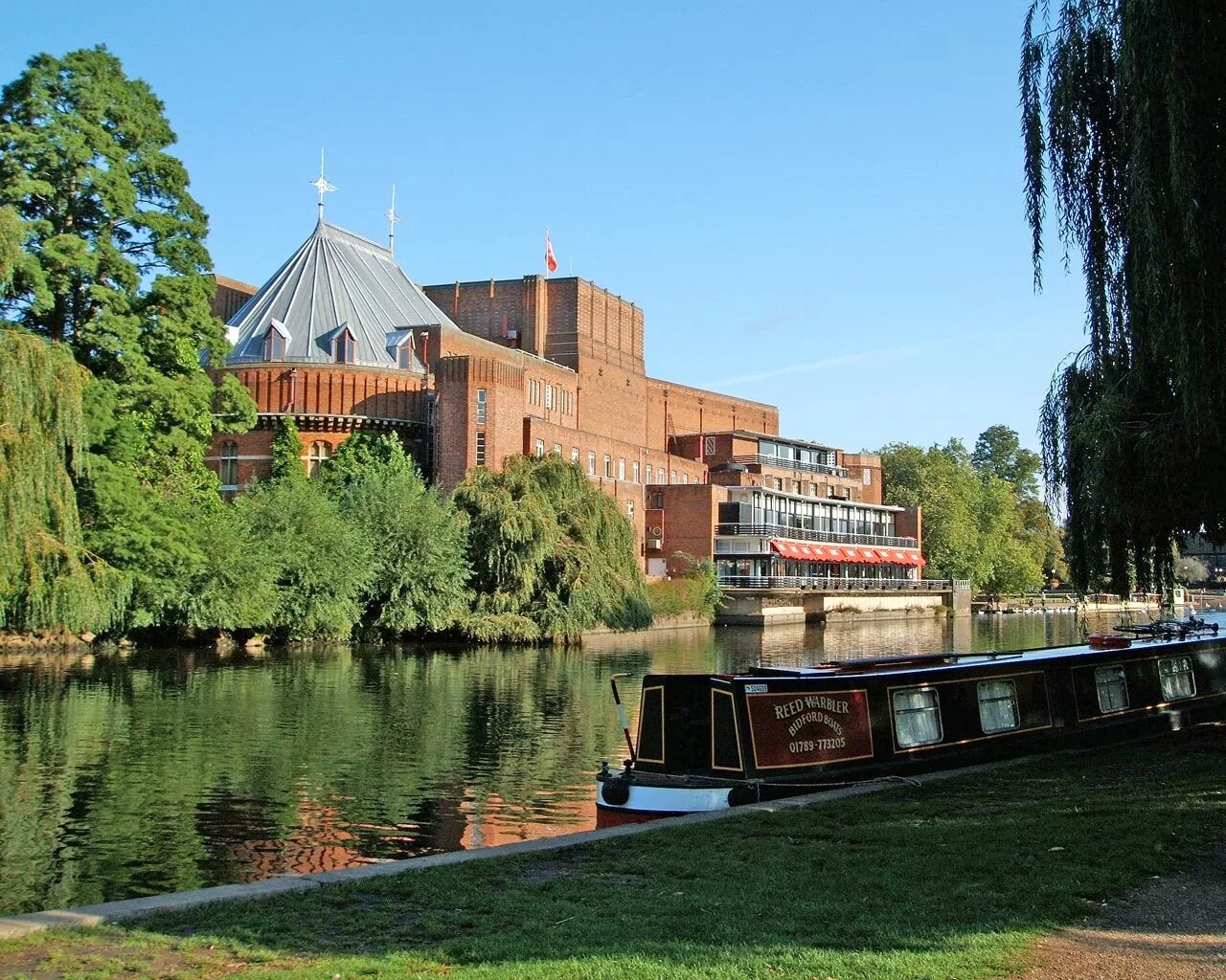 Stratford upon avon shakespeare. Королевский театр Шекспира Stratford-upon-Avon. Шекспировский театр в Стратфорд-он-эйвон. Театр Шекспира в Стратфорде. Шекспировский мемориальный театр в Стратфорде на Эйвоне.