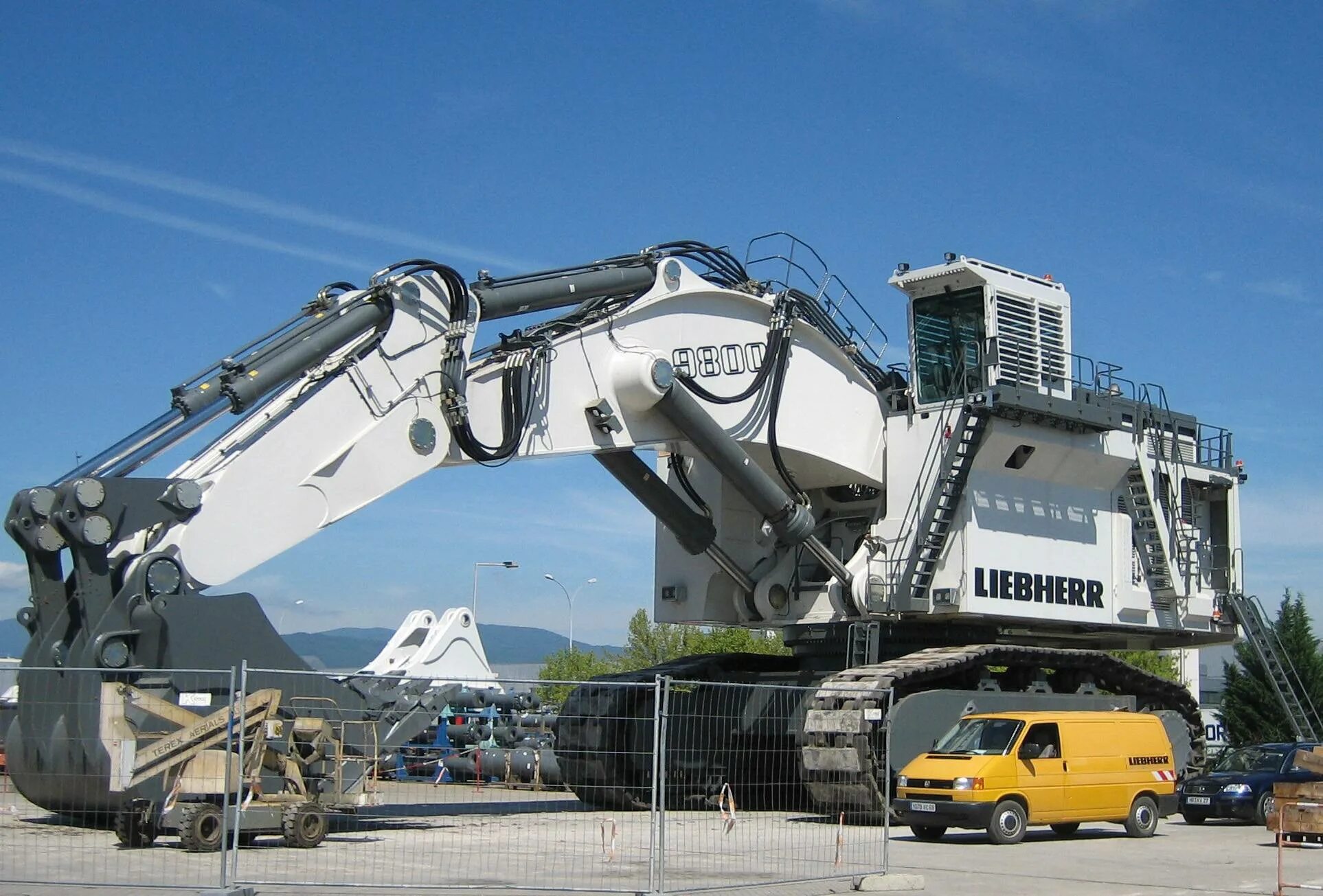 Огромный экскаватор. Liebherr r 9800. Карьерный экскаватор Liebherr r9800. Экскаватор Либхер 9800. Самый большой экскаватор Либхер 9800.