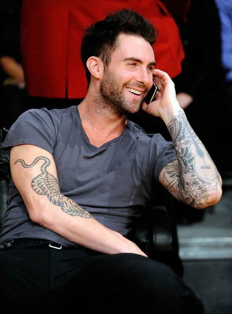 Некая знаменитость из фонтейна. Adam Levine.